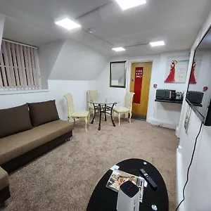 Stylish Modern 1-bed In Prime Town Centre Apartment